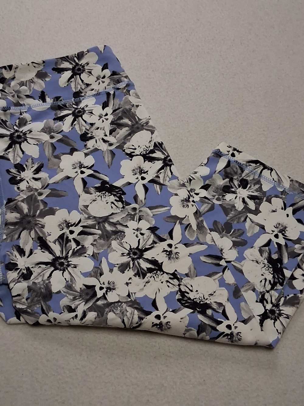 4/20$ ➡️ Joe Fresh Light Blue & White Floral Capri Leggings - Picture 2 of 6